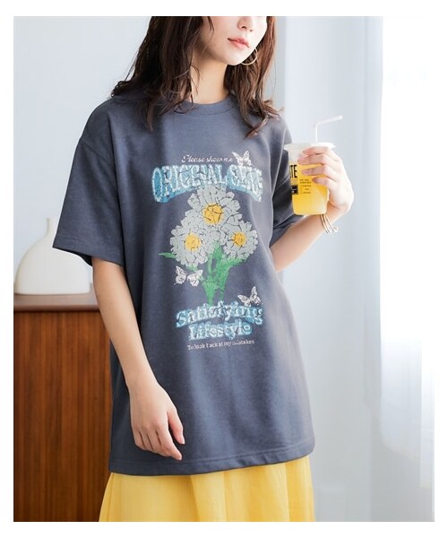 nissen（ニッセン）の「ピグメントライクビンテージ風オーバーサイズプリントTシャツ＜大きいサイズ有＞（Tシャツ/カットソー・レディース・チャコールグレ―:スクエアロゴ/ブルー:フラワーロゴ/ピンク:カレッジロゴ/グレー:ポップロゴ/グレイッシュカーキ:ワッペンロゴ・S~M/L~LL/3L~4L/5L~6L）」の8枚目の写真