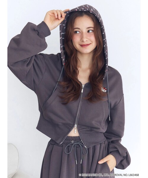 CALNAMUR（カルナムール）の「【HELLO KITTYコラボ】スウェットコンパクトフーディー（スウェット・レディース・チャコールグレー/ピンク/ネイビー・F）」の4枚目の写真