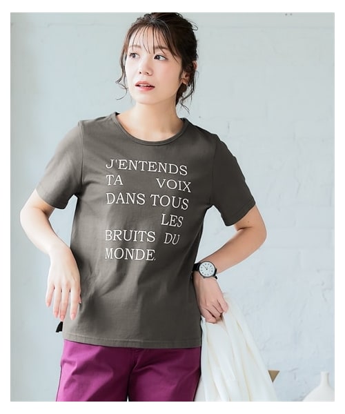 nissen（ニッセン）の「【綿１００％】プリントTシャツ（接触冷感・UVカット）（選べる柄）＜大きいサイズ有＞（Tシャツ/カットソー・レディース・クールロゴ:オフホワイト/クールロゴ:黒/カーブデザインロゴ:チャコールグレー/カーブデザインロゴ:アイス杢/ブロックデザインロゴ:アイス杢/ブロックデザインロゴ:ネイビー/ハチドリ:グレージュ/看板ネコ:モーブピンク/看板ネコ:グレージュ/リラックスネコ:スモーキーブルー/5匹のハリネズミ:ピスタチオ/カラフルフラワーロゴ:黒/ハンギングフラワー:ラベンダー/雑貨フラワー:ミントブルー/大人ロゴ:オフホワイト/レタリングロゴ:チャコールグレー/フレンチロゴ:グレージュ/ほのぼのネコ:ミント/ワンポイントネコ:ブルー/草花:ピンクベージュ/大人ロゴ:黒/筆記ロゴ:黒/雑貨:ダークミント/パイナップル:チャコールグレー/ラビット:ダークピンク/黒ネコ:ソフトブルー/日々ネコ:オートミール・S/M/L/LL/3L/4L/5L/6L/8L/10L）」の21枚目の写真