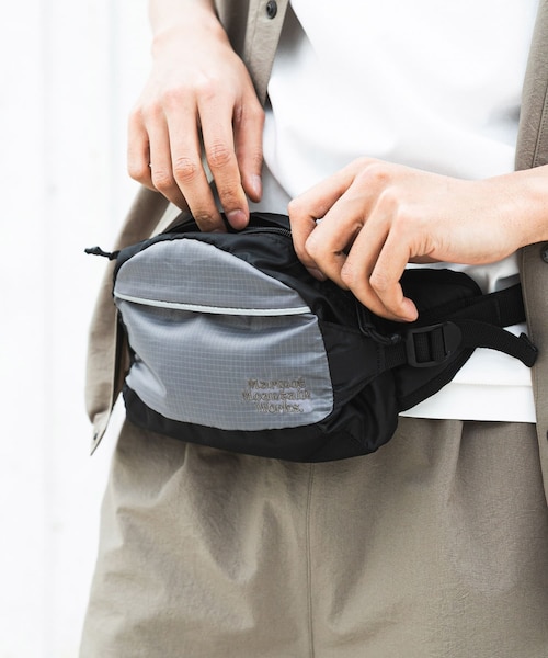 URBAN RESEARCH DOORS(アーバンリサーチドアーズ)の「『別注』Marmot×DOORS BODY BAG(ボディバッグ/ウエストポーチ・メンズ・BLACK/GRAY/NAVY・One)」の2枚目の写真