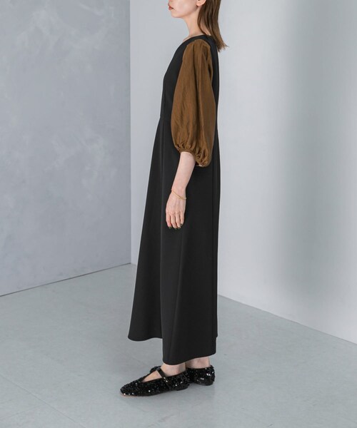 URBAN RESEARCH ROSSO（アーバンリサーチロッソ）の「ドッキングスリーブVネックワンピース（ワンピース・レディース・KHK×BRN/BL×BRONZE・FREE）」の12枚目の写真
