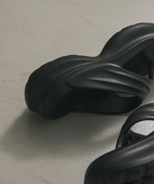 SENSE OF PLACE by URBAN RESEARCH（センスオブプレイスバイアーバンリサーチ）の「『WEB限定』トングクッションサンダル（サンダル・レディース・BLACK・23.5/24.5）」の4枚目の写真