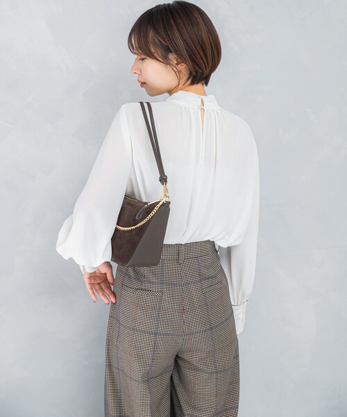 URBAN RESEARCH ROSSO（アーバンリサーチロッソ）の「ギャザーハイネックブラウス（シャツ/ブラウス・レディース・WHITE/BEIGE DOT/BLACK DOT・Free）」の6枚目の写真