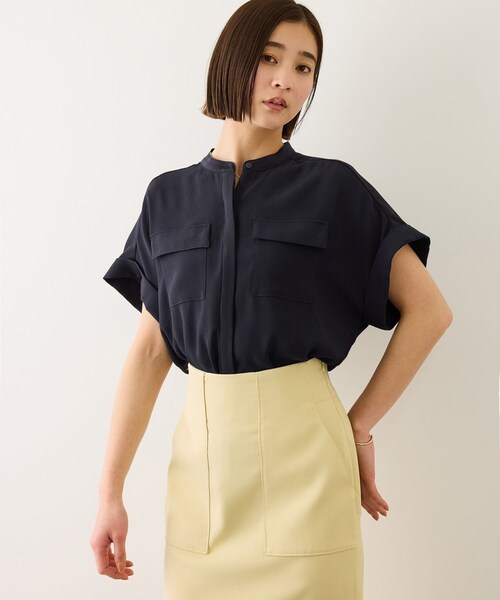 ROPE'(ロペ)の「ライトトリアセバックサテンフラップブラウス/セットアップ対応・イージーケア(シャツ/ブラウス・レディース・ベージュ/ネイビー/ダークブラウン/ブラック/ワイン・F)」の15枚目の写真
