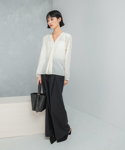 URBAN RESEARCH ROSSO（アーバンリサーチロッソ）の「ウォッシャブルVネックフレアブラウス（シャツ/ブラウス・レディース・OFF WHITE/CHARCOAL・FREE）」の6枚目の写真