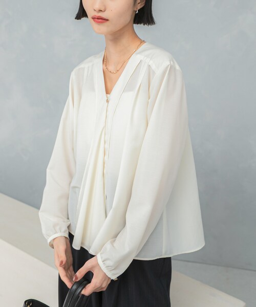 URBAN RESEARCH ROSSO（アーバンリサーチロッソ）の「ウォッシャブルVネックフレアブラウス（シャツ/ブラウス・レディース・OFF WHITE/CHARCOAL・FREE）」の4枚目の写真