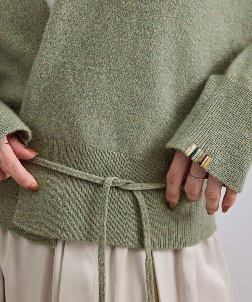 ADAM ET ROPE'（アダムエロペ）の「【extreme cashmere（エクストリーム・カシミア）】ella ニットカーディガン（カーディガン/ボレロ・レディース・グリーン系/カーキ系・F）」の8枚目の写真