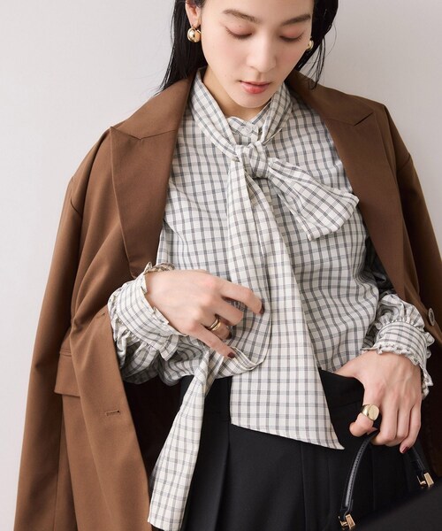 VIS(ビス)の「チェック&デニムアソートボウタイリボン付きスタンドカラーシャツ(シャツ/ブラウス・レディース・ブラック系/ホワイト/オフホワイト/ネイビー系/サックス・F)」の18枚目の写真