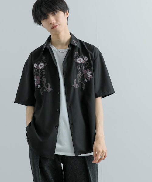 SENSE OF PLACE by URBAN RESEARCH(センスオブプレイスバイアーバンリサーチ)の「ボタニカルシシュウシャツ(5分袖)(シャツ/ブラウス・メンズ・BLACK/WHITE/GRAY・M/L)」の2枚目の写真