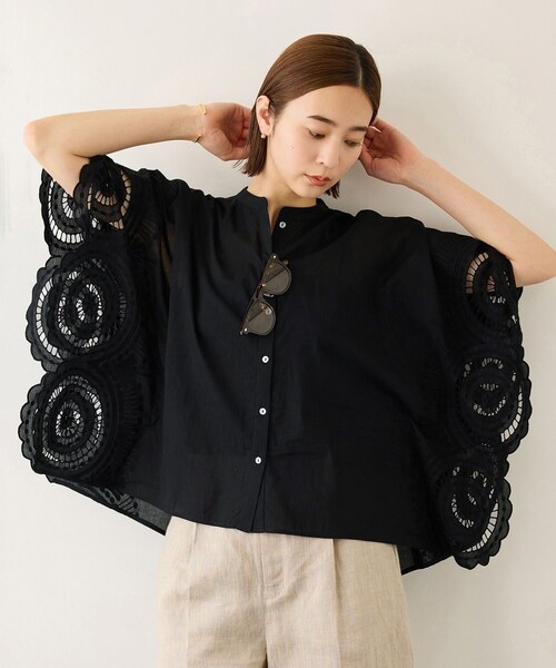 ROPE'(ロペ)の「INDIAコットンボイルシフリー刺繍ケープ(ポンチョ)ブラウス/セットアップ対応・イージーケア(シャツ/ブラウス・レディース・ブラック/ホワイト・F)」の3枚目の写真
