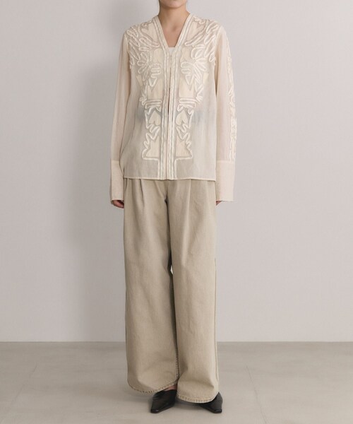 ADAM ET ROPE'(アダムエロペ)の「【EMOELLE】ステッチエンブロイダリーブラウス(シャツ/ブラウス・レディース・ホワイト/キナリ/ブラック/オフホワイト・F)」の5枚目の写真