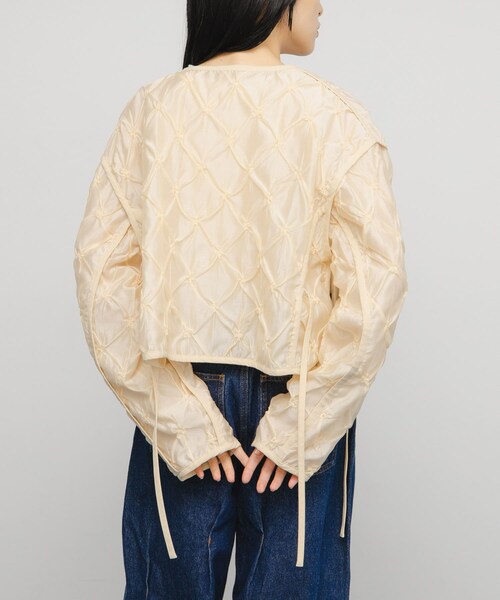 KBF（ケイビーエフ）の「シャーリングショートジャケット（ブルゾン・レディース・IVORY/BLACK・one）」の3枚目の写真