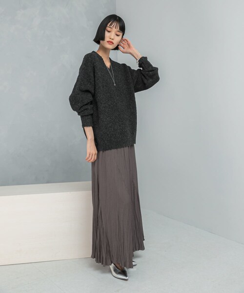 URBAN RESEARCH ROSSO（アーバンリサーチロッソ）の「『WEB限定』Vネックカーブスリーブニット（ニット/セーター・レディース・CORAL/CHARCOAL/MOCHA・Free）」の8枚目の写真