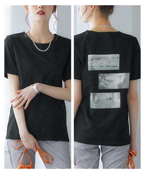 nissen（ニッセン）の「大きいサイズ 綿混プリントTシャツ（吸汗速乾）（薄手素材）（Tシャツ/カットソー・レディース・オフホワイト(ガールフォト)/黒(変形ロゴ)/ラベンダー(フラワー)/カーキ(スカーフモチーフ)/ブルーグレー(クジラ)/ピーナッツ(カレッジタイガー)/ピンク(ヤシの木)/チャコール(数字ロゴ)/黒(フォトグラフィック)/ネイビー(シンプルロゴ)・L/LL/3L/4L/5L/6L/8L/10L）」の6枚目の写真