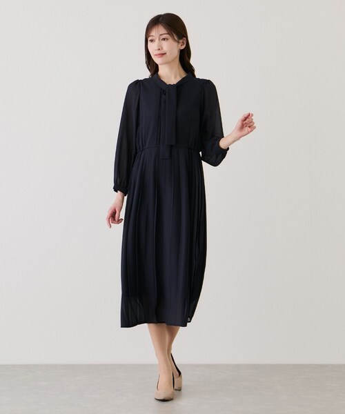 Jayro（ジャイロ）の「ボウタイプリーツワンピース（ワンピース・レディース・ブラック系/ライトグレー/ネイビー・M）」の8枚目の写真