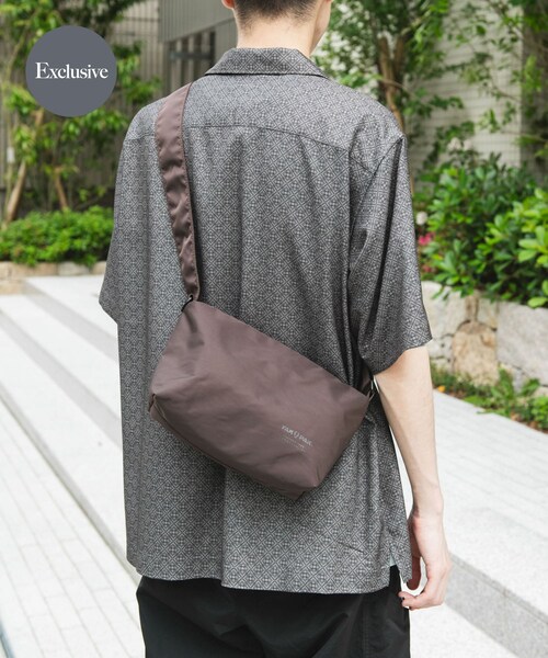 URBAN RESEARCH DOORS(アーバンリサーチドアーズ)の「『別注』YAKPAK×DOORS SHOULDER BAG S(ショルダーバッグ・メンズ・BLACK/CHARCOAL/BROWN/WHITE・-)」の4枚目の写真