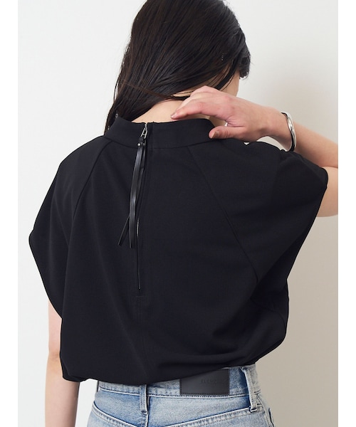 ELENDEEK(エレンディーク)の「CURVE SLEEVE CS(Tシャツ/カットソー・レディース・オフホワイト/ブラック/ベージュ・F)」の4枚目の写真