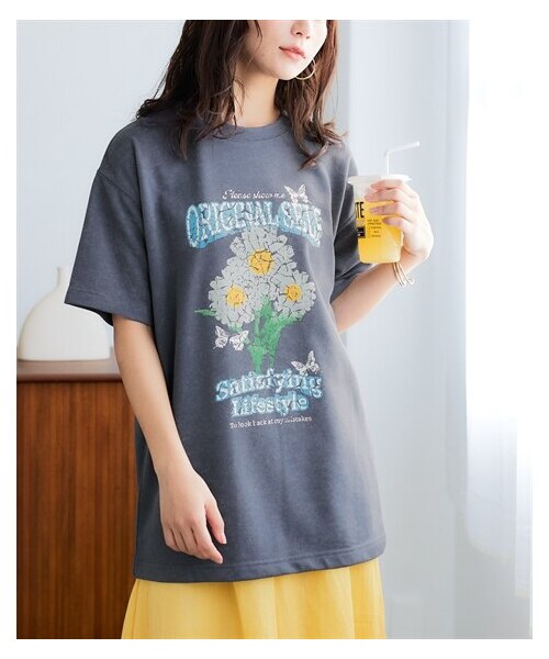 nissen（ニッセン）の「ピグメントライクビンテージ風オーバーサイズプリントTシャツ＜大きいサイズ有＞（Tシャツ/カットソー・レディース・チャコールグレ―:スクエアロゴ/ブルー:フラワーロゴ/ピンク:カレッジロゴ/グレー:ポップロゴ/グレイッシュカーキ:ワッペンロゴ・S~M/L~LL/3L~4L/5L~6L）」の7枚目の写真