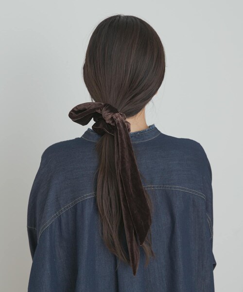 URBAN RESEARCH DOORS(アーバンリサーチドアーズ)の「ベロアリボンシュシュ(ヘアゴム・レディース・BROWN/CHARCOAL・one)」の2枚目の写真