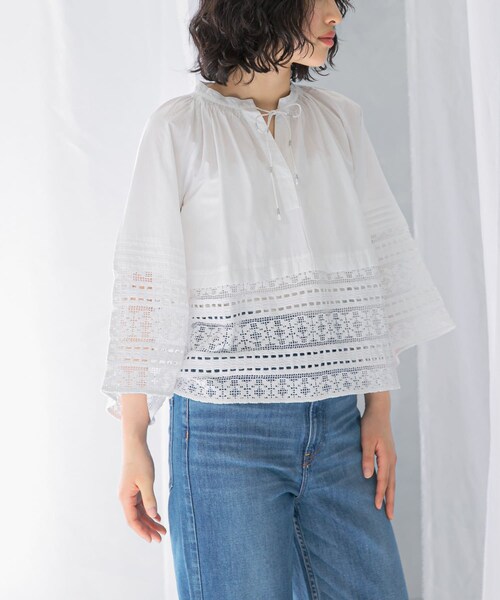URBAN RESEARCH ROSSO（アーバンリサーチロッソ）の「sara mallika　COTTON BORDER GATHER LACE TOP（シャツ/ブラウス・レディース・WHITE/BLACK・FREE）」の5枚目の写真