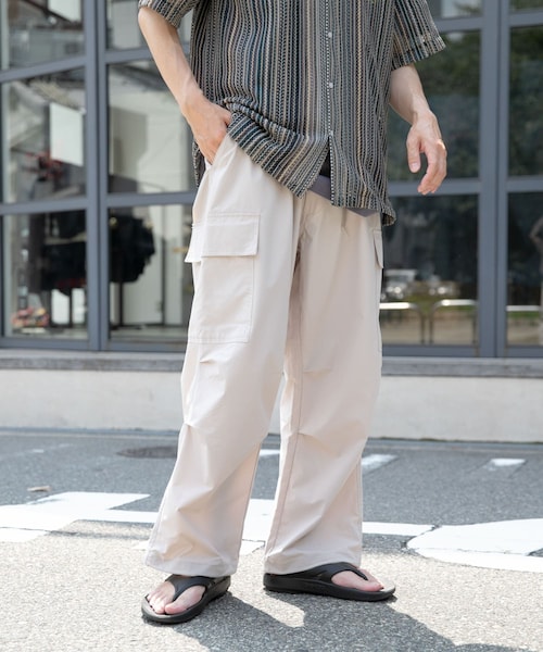ITEMS URBANRESEARCH（アイテムズ アーバンリサーチ）の「ウエストイージー ポリカーゴパンツ（その他パンツ・メンズ・BLK/IVO/KHK・S/M/L）」の14枚目の写真