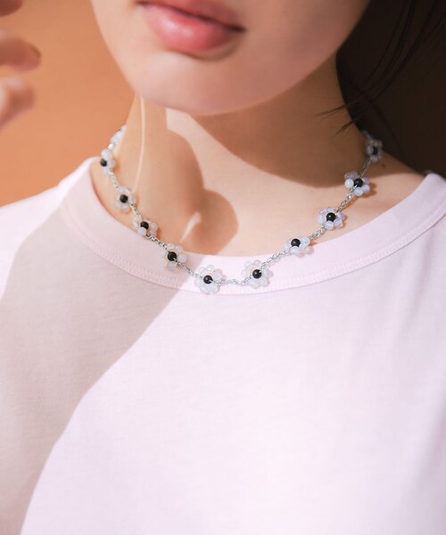 URBAN RESEARCH(アーバンリサーチ)の「PROTCOL FLOWER NECKLACE(ネックレス・レディース・BLACK/MINT・-)」の3枚目の写真