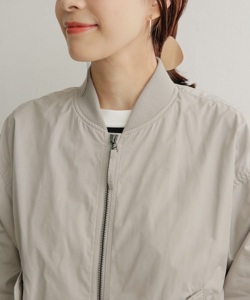 URBAN RESEARCH DOORS（アーバンリサーチドアーズ）の「MA-1コンパクトジャケット（MA-1・レディース・KHAKI/L/GRAY・1）」の17枚目の写真