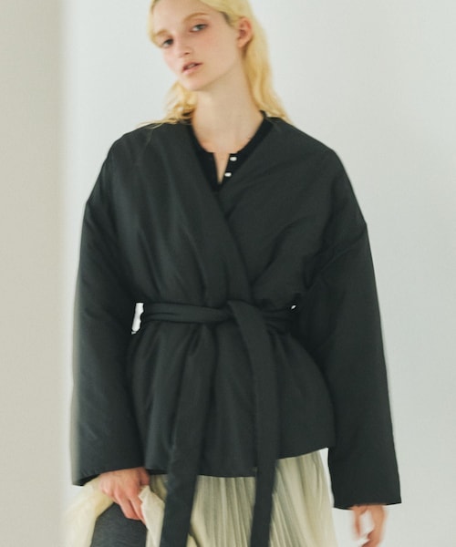 ROPE'（ロペ）の「【一部店舗限定】【REALM（レルム）】NYLON PUFFY SHORT COAT｜コート（ナイロンジャケット・レディース・ブラック/カーキ・38）」の2枚目の写真