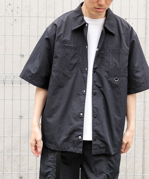 ITEMS URBANRESEARCH(アイテムズ アーバンリサーチ)の「『撥水/イージーケア/接触冷感/UVカット』タスランナイロンスナップボタン半袖シャツ(シャツ/ブラウス・メンズ・CHA/NVY/BLK・M/L)」の1枚目の写真
