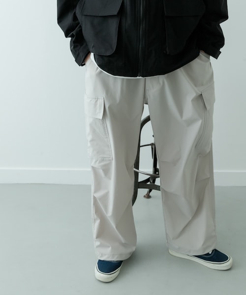 ITEMS URBANRESEARCH（アイテムズ アーバンリサーチ）の「ウエストイージー ポリカーゴパンツ（その他パンツ・メンズ・BLK/IVO/KHK・S/M/L）」の17枚目の写真