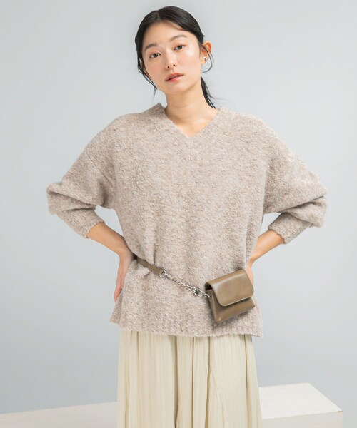 URBAN RESEARCH ROSSO（アーバンリサーチロッソ）の「『WEB限定』Vネックカーブスリーブニット（ニット/セーター・レディース・CORAL/CHARCOAL/MOCHA・Free）」の19枚目の写真