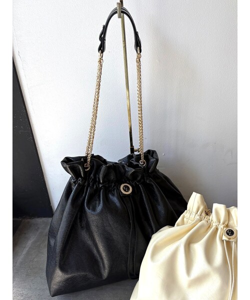 CALNAMUR（カルナムール）の「ショルダーチェーンドローストリングバッグ（ショルダーバッグ・レディース・ブラック/ライトイエロー/シルバー・F）」の2枚目の写真