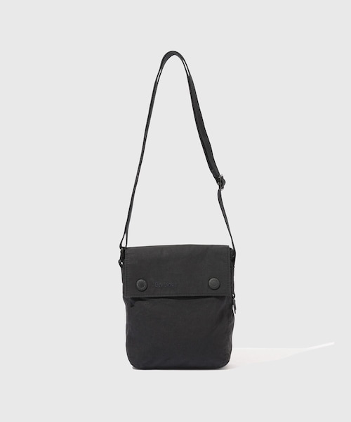ADAM ET ROPE'(アダムエロペ)の「《別注》【Barbour/バブアー】EX TRANSPORT CROSSBODY BAG(ショルダーバッグ・メンズ・ブラック/カーキ・F)」の1枚目の写真