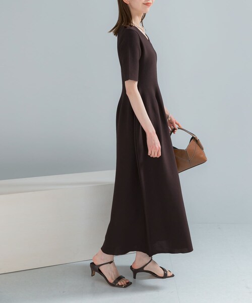 URBAN RESEARCH ROSSO（アーバンリサーチロッソ）の「『一部WEB限定カラー』フォルムニットVネックワンピース（ワンピース・レディース・BLACK/BROWN/RED・36/38）」の19枚目の写真