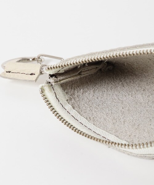 KBF（ケイビーエフ）の「レザーポーチチャーム（キーホルダー・レディース・IVORY/BLACK・One）」の18枚目の写真