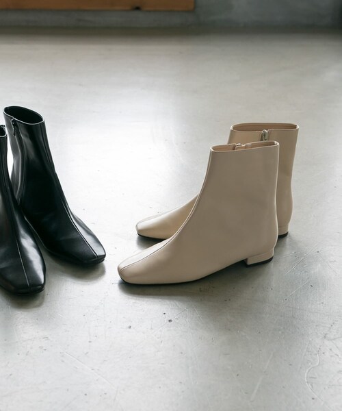 URBAN RESEARCH(アーバンリサーチ)の「『MADE IN JAPAN』スクエアトゥローヒールショートブーツ(ブーツ・レディース・IVORY/BLACK・23.5/24/24.5/25)」の3枚目の写真