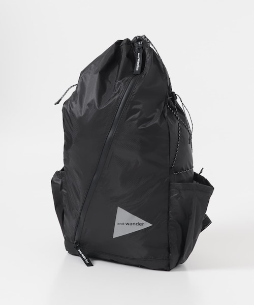 EKAL(エカル)の「and wander SIL DAYPACK(バックパック/リュック・メンズ・BLACK/D.ORANGE/YELLOW GRN・One)」の1枚目の写真
