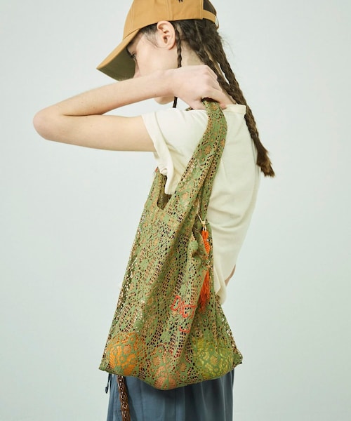 URBAN RESEARCH（アーバンリサーチ）の「LY　SOUK BAG（ハンドバッグ・レディース・WHITE/BLACK/OLIVE・-）」の3枚目の写真