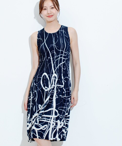 Jayro（ジャイロ）の「ペイント柄プリーツワンピース（ワンピース・レディース・ブラック/ブラック系/ホワイト/ベージュ/カーキ/ネイビー/ネイビー系・F）」の3枚目の写真