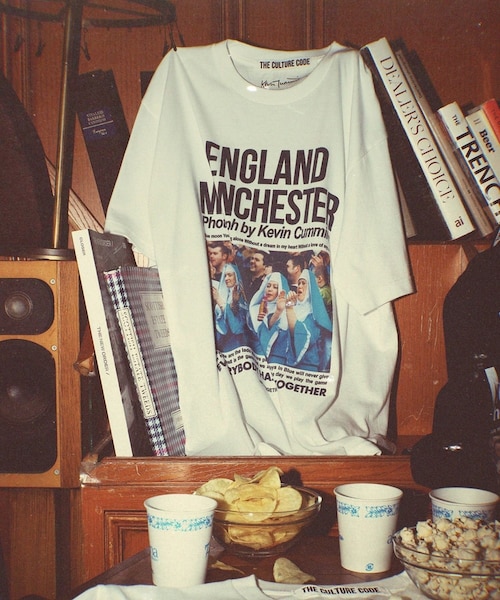 ADAM ET ROPE'(アダムエロペ)の「【THE CULTURE CODE × Kevin Cummins for WILD LIFE TAILOR】T-SHIRT MANCHESTER CITY - SISTERS(Tシャツ/カットソー・メンズ・ブラック/ホワイト・L/M/XL)」の5枚目の写真