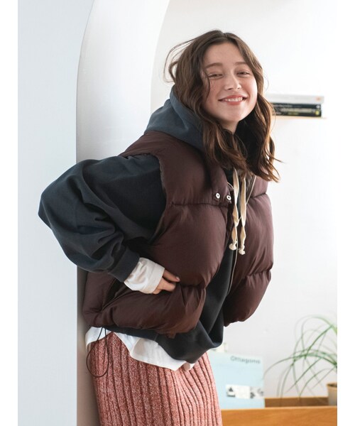 Ungrid（アングリッド）の「中綿ショートベスト（ダウンベスト・レディース・アイボリー/ブルー/ブラウン・F）」の4枚目の写真