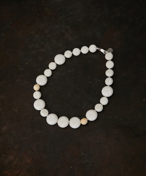 ADAM ET ROPE'(アダムエロペ)の「【Sapir Bachar(サピアバシャール)】CARVED CORAL NECKLACE(ネックレス・レディース・キナリ系・F)」の3枚目の写真