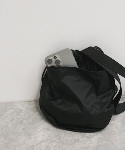 ADAM ET ROPE'（アダムエロペ）の「【公式サイト・実店舗限定】【Speedo×ADAM ET ROPE'】Water Proof Purse Bag（ショルダーバッグ・レディース・ブラック/カーキ/オレンジ・F）」の9枚目の写真