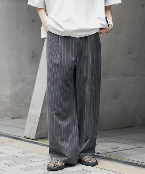 SENSE OF PLACE by URBAN RESEARCH(センスオブプレイスバイアーバンリサーチ)の「ピンストライプタックワイドスラックス(その他パンツ・メンズ・CHARCOAL/BROWN/GREIGE・M/L)」の1枚目の写真
