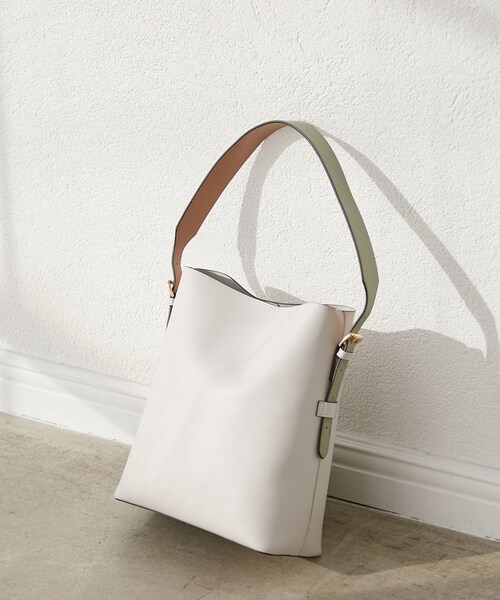 VIS（ビス）の「【新色追加】【A4収納】リバーシブルハンドルワンショルダーバッグ（トートバッグ・レディース・ブラック/ライトグレー/キャメル系/ベージュ系/ダークブラウン/グレー系・F）」の12枚目の写真