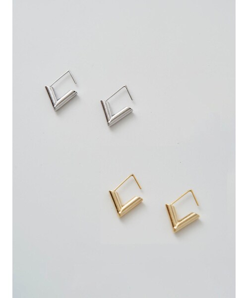 ELENDEEK（エレンディーク）の「V SMALL PIERCE（ピアス（両耳用）・レディース・シルバー/ゴールド・F）」の2枚目の写真