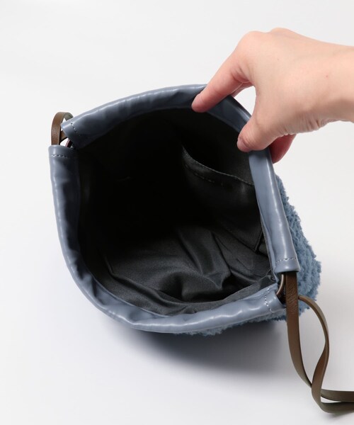 URBAN RESEARCH Sonny Label（アーバンリサーチサニーレーベル）の「プードルファー巾着バッグ（ショルダーバッグ・レディース・ブルー/Lベージュ/チャコール・one）」の17枚目の写真