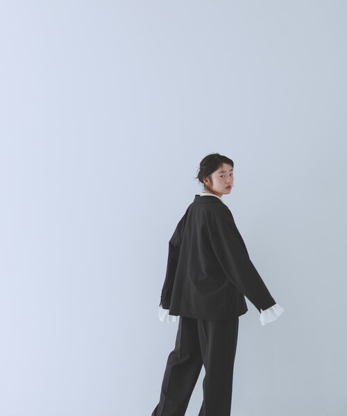 KBF（ケイビーエフ）の「フリルスリーブテーラードジャケット（テーラードジャケット・レディース・MOSS GRAY/CHARCOAL・One）」の21枚目の写真