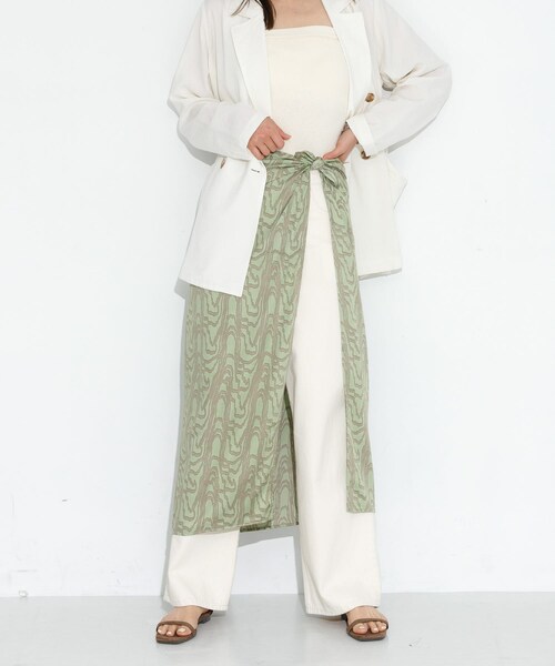 URBAN RESEARCH Sonny Label（アーバンリサーチサニーレーベル）の「大判ニュアンスプリントスカーフ（バンダナ/スカーフ・レディース・ピスタチオ系/ブラック系/ブラウン系・FREE）」の3枚目の写真