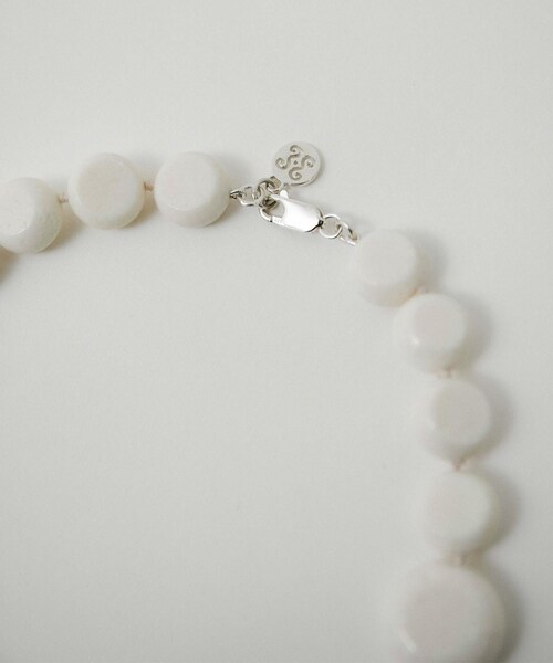 ADAM ET ROPE'(アダムエロペ)の「【Sapir Bachar(サピアバシャール)】CARVED CORAL NECKLACE(ネックレス・レディース・キナリ系・F)」の9枚目の写真